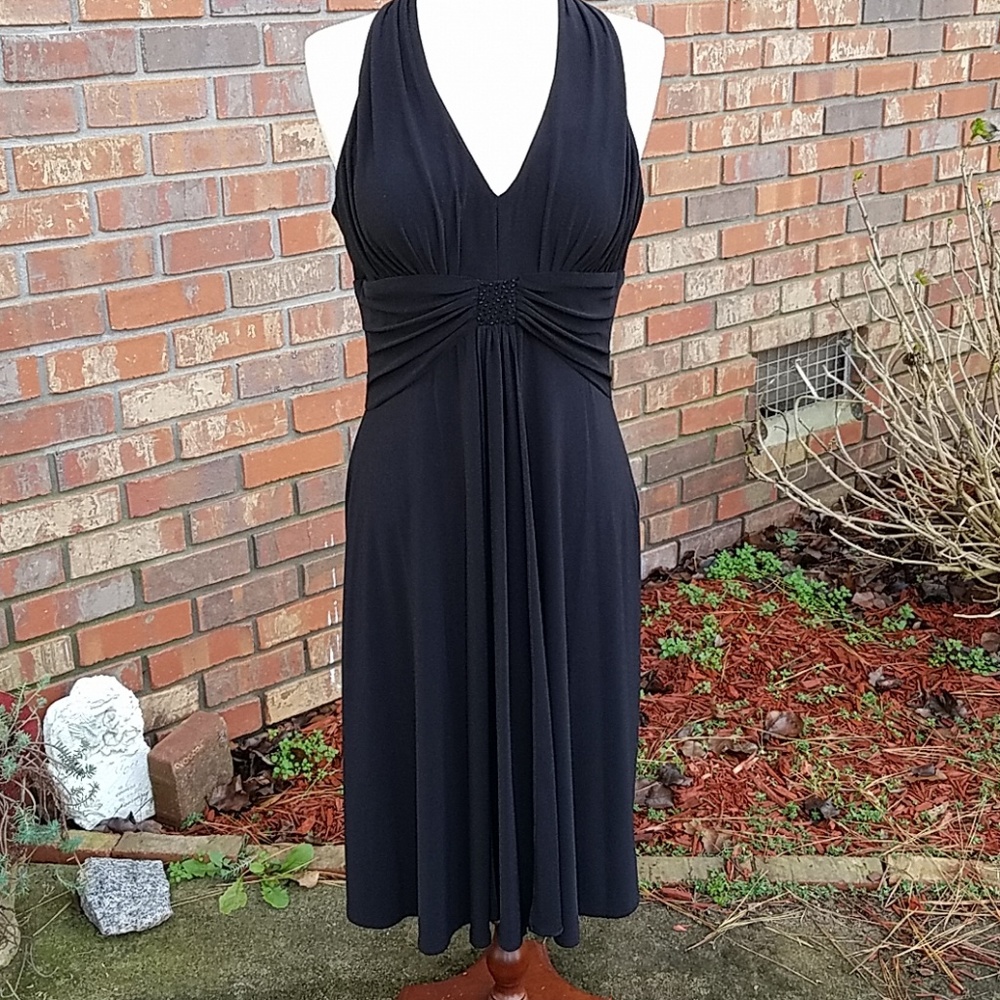 Gorgeous Jessica Howard little black dress